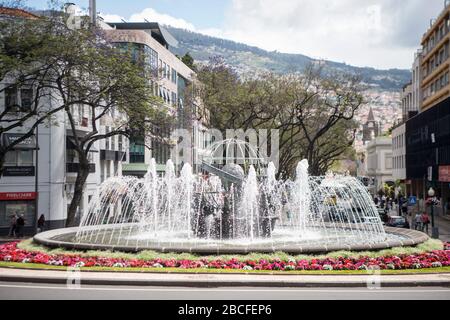 La rotonda do Infante nel centro della città di Funchal sull'isola di Madeira del Portogallo. Portogallo, Madeira, aprile 2018 Foto Stock