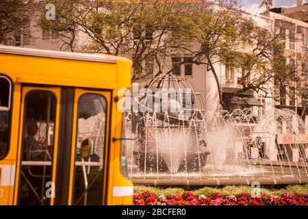 La rotonda do Infante nel centro della città di Funchal sull'isola di Madeira del Portogallo. Portogallo, Madeira, aprile 2018 Foto Stock