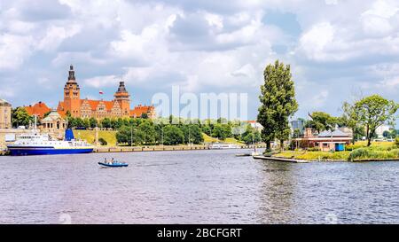 La nave da crociera è ormeggiata sul Rampart of Brave, l'argine del fiume Odra. Autorità Regionale della Pomerania occidentale e Ufficio passaporti in background, Szczecin Foto Stock