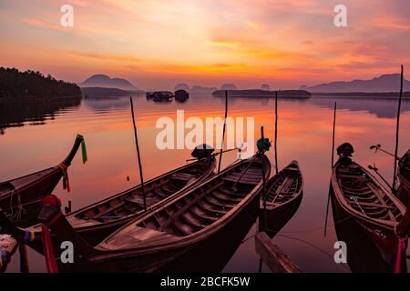 Ban Sam Chong Tai è molto popolare per i fotografi appassionati che vengono qui per catturare bellissime e colorate albe che emergono dietro il gigante Foto Stock