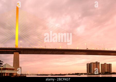 ponte rama 9 con il fiume chao praya Foto Stock