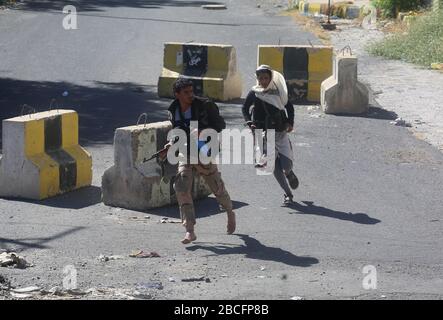 Taiz / Yemen - 23 Apr 2016 : Soldato che combatte nelle file dell'esercito legittimo contro le milizie al-Houthi nella parte orientale della città di Taiz, Yemen. Foto Stock