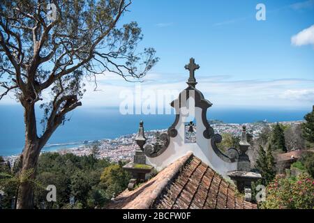 La cappella di Babosas a Monte nord del centro della città di Funchal sull'isola di Madeira del Portogallo. Portogallo, Madeira, aprile 2018 Foto Stock