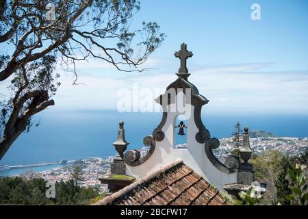 La cappella di Babosas a Monte nord del centro della città di Funchal sull'isola di Madeira del Portogallo. Portogallo, Madeira, aprile 2018 Foto Stock