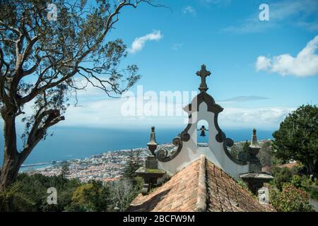 La cappella di Babosas a Monte nord del centro della città di Funchal sull'isola di Madeira del Portogallo. Portogallo, Madeira, aprile 2018 Foto Stock