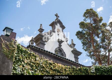 La cappella di Babosas a Monte nord del centro della città di Funchal sull'isola di Madeira del Portogallo. Portogallo, Madeira, aprile 2018 Foto Stock