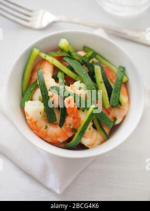 Zucchine al vapore e gamberi conditi con olio d'oliva, Italia Foto Stock