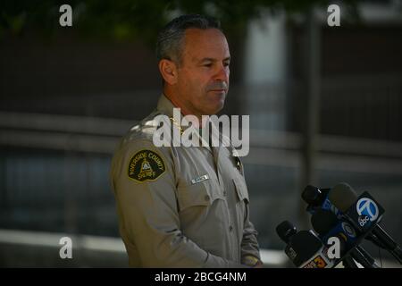 Riverside, California, Stati Uniti. 3rd Apr 2020. Riverside County Sheriff Chad Bianco affronta i media in una conferenza stampa, venerdì 3 aprile 2020, a Riverside, California Bianco ha annunciato il passaggio del vice David Werksman, morto da complicazioni del romanzo COVID-19. Werksman è il dipendente della seconda contea di Sheriff a morire a causa del coronavirus. (Foto di IOS/Espa-Images) credito: Agenzia fotografica europea per lo sport/Alamy Live News Foto Stock