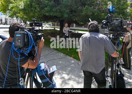 Riverside, California, Stati Uniti. 3rd Apr 2020. Riverside County Sheriff Chad Bianco affronta i media in una conferenza stampa, venerdì 3 aprile 2020, a Riverside, California Bianco ha annunciato il passaggio del vice David Werksman, morto da complicazioni del romanzo COVID-19. Werksman è il dipendente della seconda contea di Sheriff a morire a causa del coronavirus. (Foto di IOS/Espa-Images) credito: Agenzia fotografica europea per lo sport/Alamy Live News Foto Stock