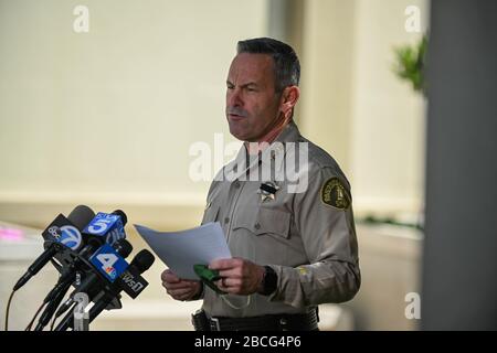 Riverside, California, Stati Uniti. 3rd Apr 2020. Riverside County Sheriff Chad Bianco affronta i media in una conferenza stampa, venerdì 3 aprile 2020, a Riverside, California Bianco ha annunciato il passaggio del vice David Werksman, morto da complicazioni del romanzo COVID-19. Werksman è il dipendente della seconda contea di Sheriff a morire a causa del coronavirus. (Foto di IOS/Espa-Images) credito: Agenzia fotografica europea per lo sport/Alamy Live News Foto Stock