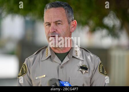 Riverside, California, Stati Uniti. 3rd Apr 2020. Riverside County Sheriff Chad Bianco affronta i media in una conferenza stampa, venerdì 3 aprile 2020, a Riverside, California Bianco ha annunciato il passaggio del vice David Werksman, morto da complicazioni del romanzo COVID-19. Werksman è il dipendente della seconda contea di Sheriff a morire a causa del coronavirus. (Foto di IOS/Espa-Images) credito: Agenzia fotografica europea per lo sport/Alamy Live News Foto Stock