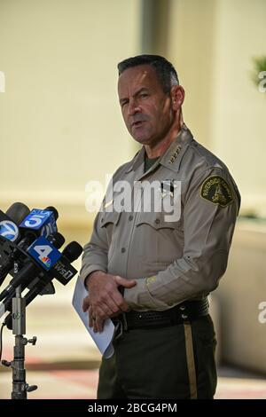 Riverside, California, Stati Uniti. 3rd Apr 2020. Riverside County Sheriff Chad Bianco affronta i media in una conferenza stampa, venerdì 3 aprile 2020, a Riverside, California Bianco ha annunciato il passaggio del vice David Werksman, morto da complicazioni del romanzo COVID-19. Werksman è il dipendente della seconda contea di Sheriff a morire a causa del coronavirus. (Foto di IOS/Espa-Images) credito: Agenzia fotografica europea per lo sport/Alamy Live News Foto Stock