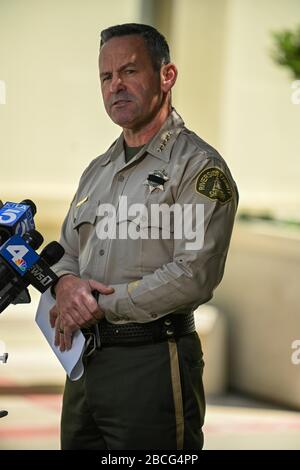 Riverside, California, Stati Uniti. 3rd Apr 2020. Riverside County Sheriff Chad Bianco affronta i media in una conferenza stampa, venerdì 3 aprile 2020, a Riverside, California Bianco ha annunciato il passaggio del vice David Werksman, morto da complicazioni del romanzo COVID-19. Werksman è il dipendente della seconda contea di Sheriff a morire a causa del coronavirus. (Foto di IOS/Espa-Images) credito: Agenzia fotografica europea per lo sport/Alamy Live News Foto Stock