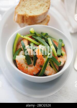 Zucchine al vapore e gamberi conditi con olio d'oliva, Italia Foto Stock