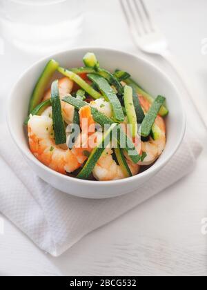 Zucchine al vapore e gamberi conditi con olio d'oliva, Italia Foto Stock