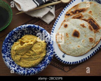 Hummus cremoso e pane arabo, Italia, Europa Foto Stock