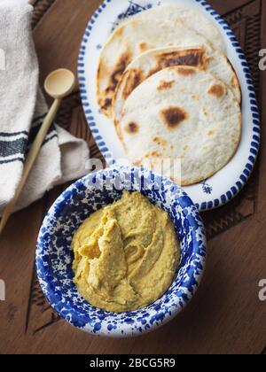 Hummus cremoso e pane arabo, Italia, Europa Foto Stock