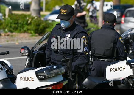 Riverside, California, Stati Uniti. 3rd Apr 2020. Un poliziotto del lungofiume indossa una maschera N95 durante la processione del corpo di David Werksman, venerdì 3 aprile 2020, a Riverside, California Riverside County Sheriff Ciad Bianco ha annunciato prima il passaggio del vice David Werksman, che è morto da complicazioni dal romanzo COVID-19. Werksman è il dipendente della seconda contea di Sheriff a morire a causa del coronavirus. (Foto di IOS/Espa-Images) credito: Agenzia fotografica europea per lo sport/Alamy Live News Foto Stock