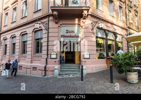 L'ingresso ad angolo di Zum Pfannkuchen, un ristorante alla moda con frittelle al confine svizzero-tedesco a Costanza, in Germania. Foto Stock