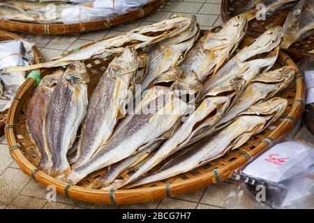 Cheung Chau isola vicino a Hong Kong, Cina. Pesce essiccato in vendita. Foto Stock