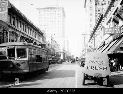 Vista verso ovest lungo Forsyth Street, vicino all'incrocio di Main Street, Jacksonville, Florida, anni '20. Il Teatro della Repubblica è visto sulla sinistra, verso il centro, e il Graham Building in lontananza. (Foto di Burton Holmes) Foto Stock
