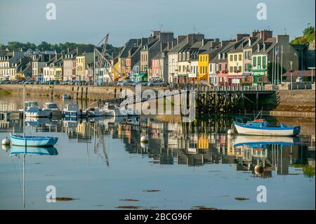 Navi da pesca marcio sulla spiaggia del pittoresco villaggio bretone di Camaret sur mer, Britanny, Francia Foto Stock