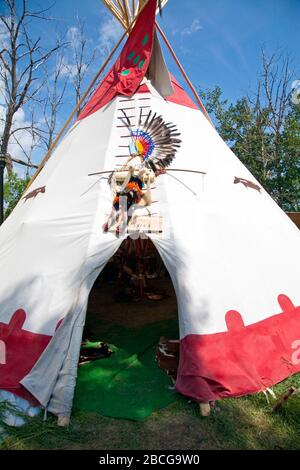 Il tradizionale Tipis al North American Plaims Native Indian in abito tradizionale al Pow Wow nel Villaggio Indiano al Calgary Stampede Foto Stock