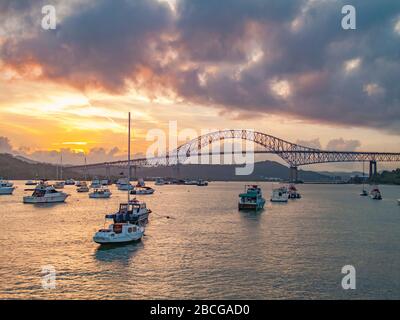 barche che si ancorano sotto il ponte delle Americhe a Balboa All'uscita del canale Panama Panama Foto Stock