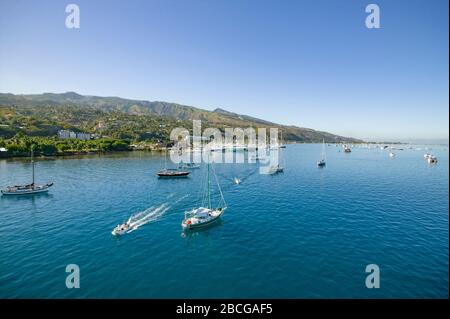 Barca a vela ancoraggio di Taina, Tahiti, Polinesia Francese con vista spettacolare sull'Isola di Moorea Foto Stock