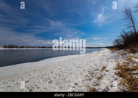 Splendide viste sul fiume South Saskatchewan parzialmente ghiacciato nella stagione primaverile Foto Stock