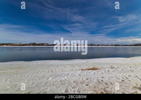 Splendide viste sul fiume South Saskatchewan parzialmente ghiacciato nella stagione primaverile Foto Stock