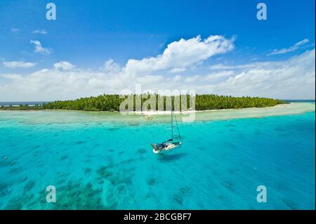 Barca a vela ancoraggio nelle acque poco profonde di atollo suwarrow, isole Cook, polinesia, oceano pacifico Foto Stock