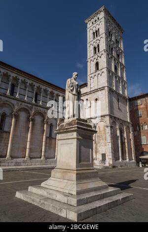 Statua di Francesco Burlamacchi di Ulisse Cambi di fronte alla chiesa di San Michele in Foro a Lucca Foto Stock