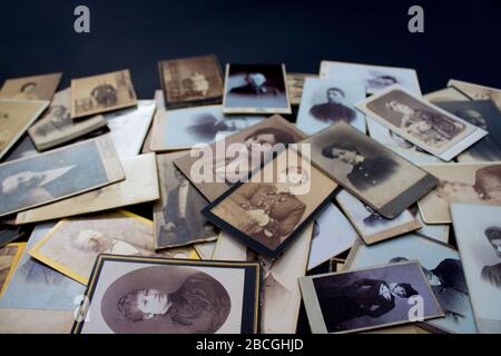 Gruppo di foto originali del XIX secolo retrò con spazio per la copia del logo o del testo. Ricerca sulla Genealogia Foto Stock