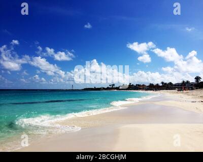 Cancun Beach, una città messicana sulla penisola di Yucatán sul Mar dei Caraibi Foto Stock
