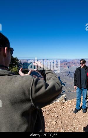 Turisti che visitano il South Rim del Parco Nazionale del Grand Canyon in Arizona Foto Stock