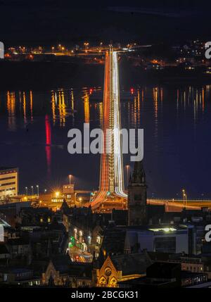 Una vista dal Dundee Law del centro di Dundee e il ponte Tay Road. Foto Stock