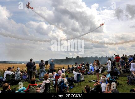 La folla guarda il team acrobatico Breitling Wingwalkers all'East Fortune Airshow. Foto Stock