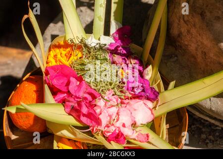 Indonesia, Bali, offerte di fiori indù Foto Stock