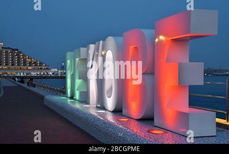 Kobe, Giappone. 04th Apr, 2020. Il monumento 'BE KOBE' è illuminato nel Parco Meriken, Kobe, Prefettura di Hyogo, Giappone, sabato 4 aprile 2020. Kobe City illuminata per sostenere l'Italia lotta contro la pandemia di coronavirus. Foto di Keizo Mori/UPI Credit: UPI/Alamy Live News Foto Stock