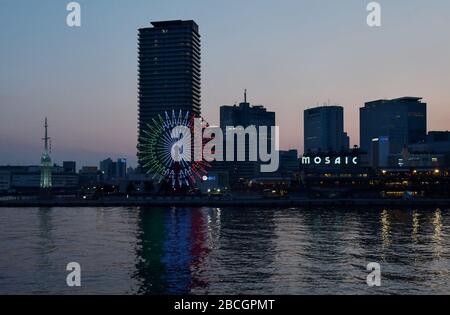 Kobe, Giappone. 04th Apr, 2020. Ferris Wheel si vede illuminata al Meriken Park di Kobe, Prefettura di Hyogo, Giappone, sabato 4 aprile 2020. Kobe City si illumina per sostenere l'Italia nella lotta contro la pandemia di coronavirus. Foto di Keizo Mori/UPI Credit: UPI/Alamy Live News Foto Stock