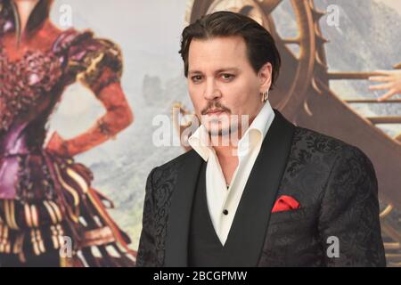 Johnny Depp. "Alice attraverso il vetro guardando" Film Premiere, Leicester Square, Londra. REGNO UNITO Foto Stock