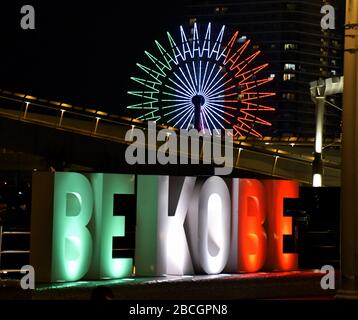 Kobe, Giappone. 04th Apr, 2020. Il monumento 'BE KOBE' è illuminato nel Parco Meriken, Kobe, Prefettura di Hyogo, Giappone, sabato 4 aprile 2020. Kobe City illuminata per sostenere l'Italia lotta contro la pandemia di coronavirus. Foto di Keizo Mori/UPI Credit: UPI/Alamy Live News Foto Stock