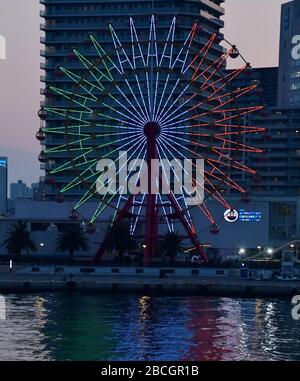 Kobe, Giappone. 04th Apr, 2020. Ferris Wheel si vede illuminata al Meriken Park di Kobe, Prefettura di Hyogo, Giappone, sabato 4 aprile 2020. Kobe City si illumina per sostenere l'Italia nella lotta contro la pandemia di coronavirus. Foto di Keizo Mori/UPI Credit: UPI/Alamy Live News Foto Stock