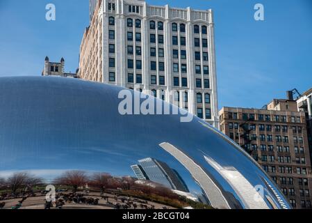 Chicago, il, USA - 9 Novembre 2019 - il Cloud Gate (noto anche come Bean), una delle principali attrazioni di Chicago Foto Stock