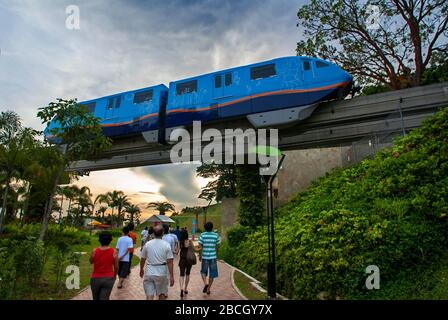 La linea monorotaia Sentosa Express collega l'isola di Sentosa al fronte del Porto sulla terraferma di Singapore. Treno alla stazione di Imbiah. Foto Stock