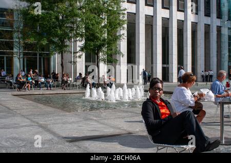 La gente prende un desanso in Grand Army Plaza. Pulitzer Fountain in Grand Army Plaza, New York USA Foto Stock