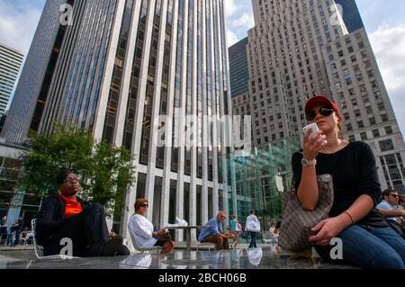 La gente prende un desanso in Grand Army Plaza. Pulitzer Fountain in Grand Army Plaza, New York USA Foto Stock