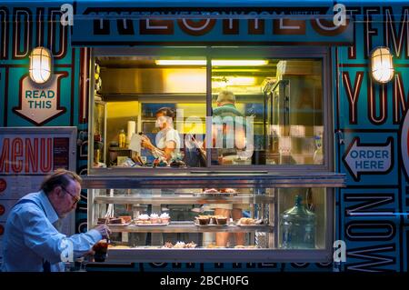 Street Sweets camion cibo. Posizione variabile a Manhattan New York USA questo furgone mobile chiamato Sweer Truck può gustare le migliori torte, ciambelle e biscotti Foto Stock