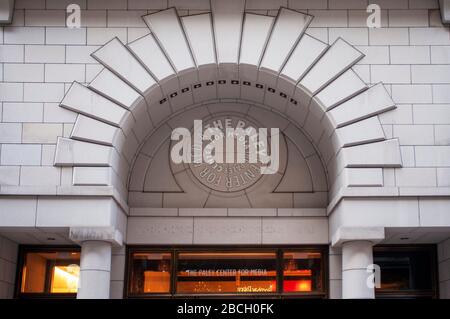 The Paley Center for Media Banner, New York, Stati Uniti. Con le sedi a New York e Los Angeles, conduce la discussione circa il culturale, creativo e sociale Foto Stock